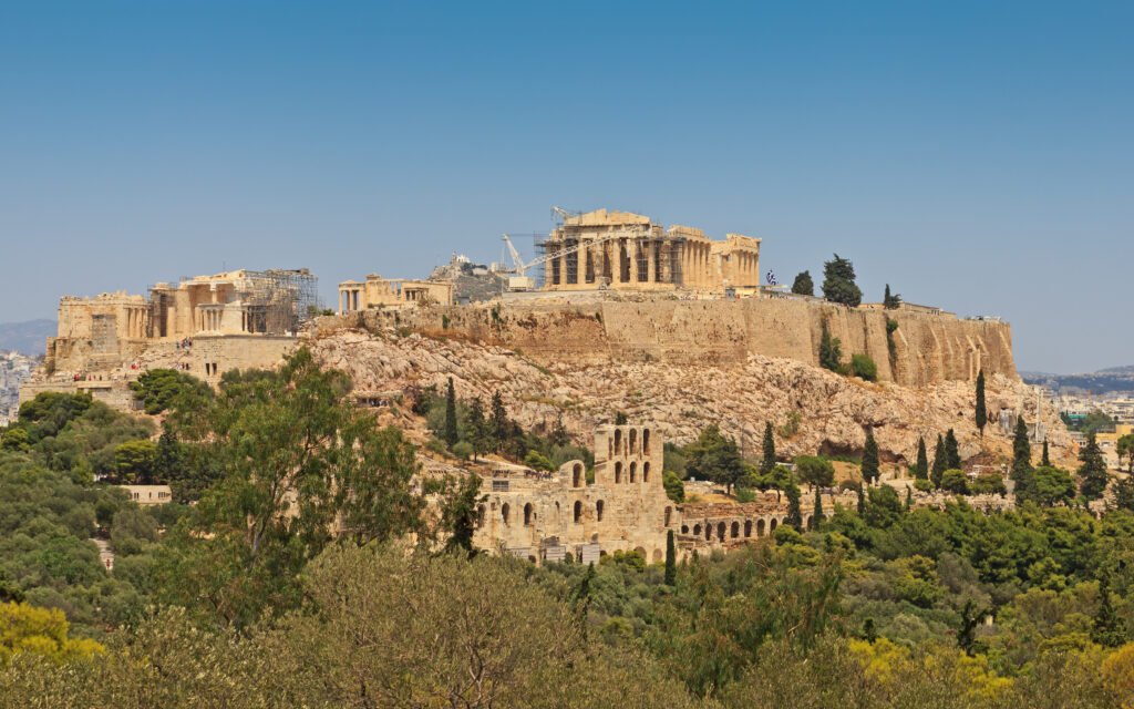 La colline de l'Acropole d'Athènes vue depuis la colline de Philopappos, avec les Propylées, l'Érechthéion, le Parthénon et l'odéon d'Hérode Atticus