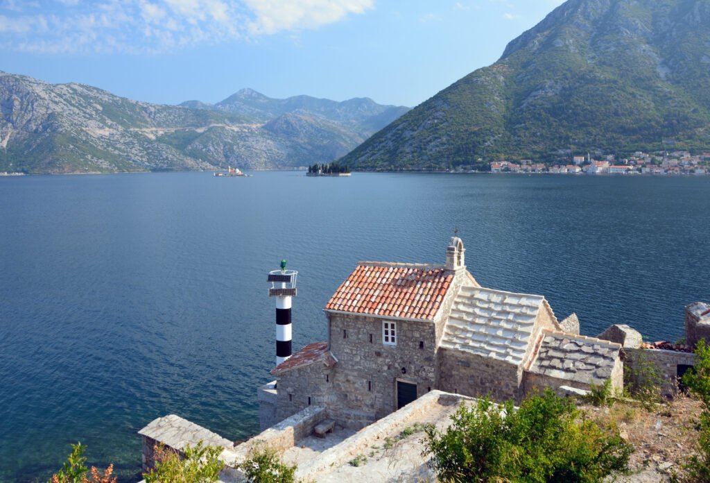 Les bouches de Kotor vues depuis la route de Lepetani, avec l'église Notre-Dame-des-Anges au premier plan et Perast au fond