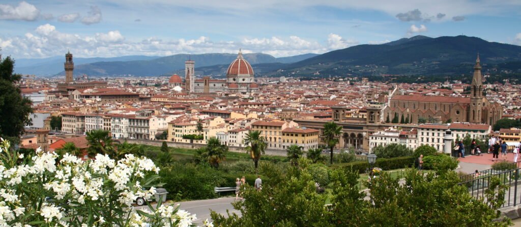 Florence vue depuis la piazzale Michelangelo, avec le Palazzo Vecchio, la coupole du Duomo et la basilique Santa Croce