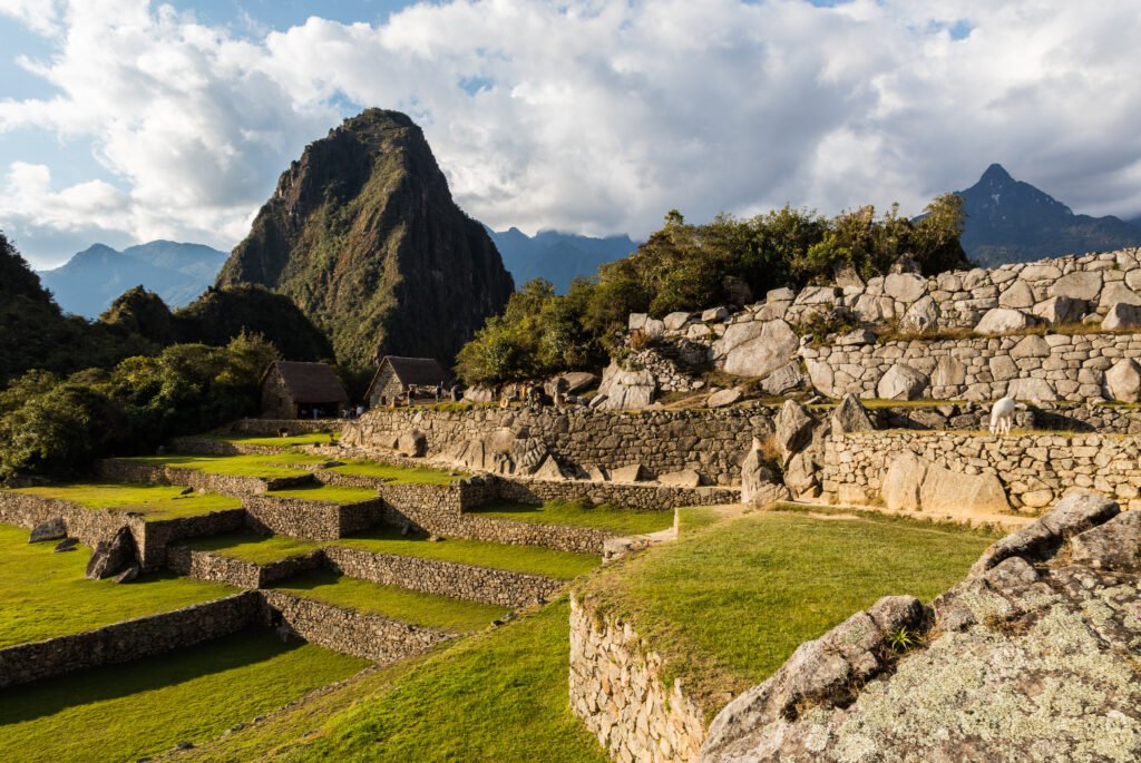 Les terrasses et les murs de pierre du Machu Picchu, avec le Huayna Picchu en arrière-plan