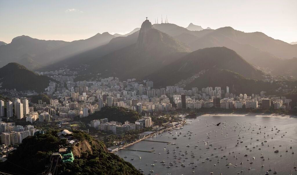 La baie de Botafogo et le Corcovado surmonté du Christ Rédempteur, vus depuis le Pain de Sucre à Rio de Janeiro