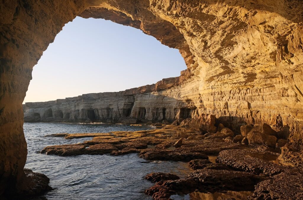 Grottes marines du cap Greco, à Chypre, en fin de journée