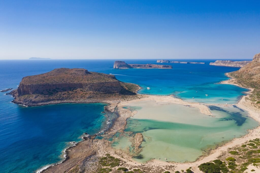 Vue aérienne du lagon de Balos, en Crète, eaux turquoise et banc de sable