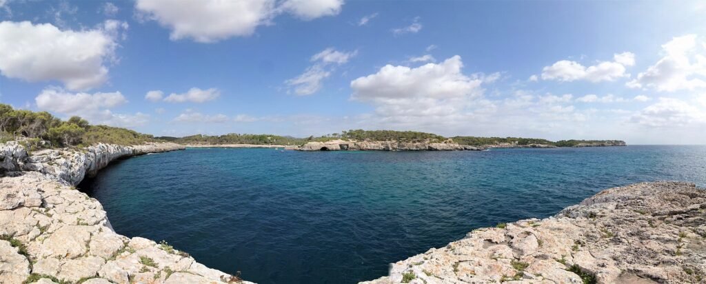 Crique de Cala Mondragó à Majorque, eau turquoise entourée de pins