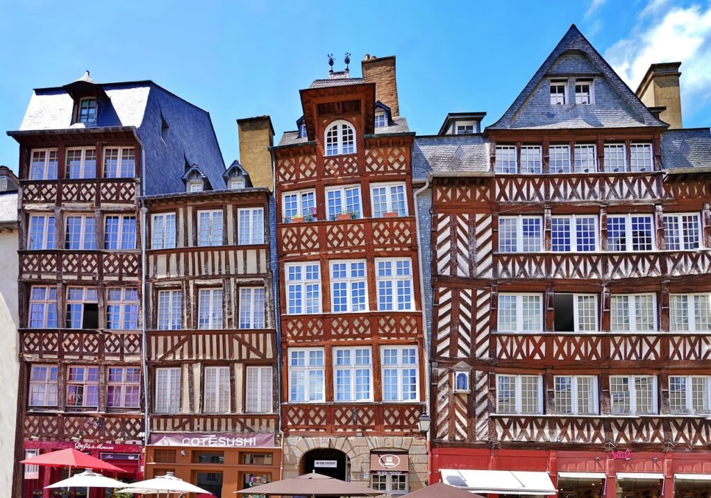 Rangée de maisons à pans de bois colorées dans le centre historique de Rennes