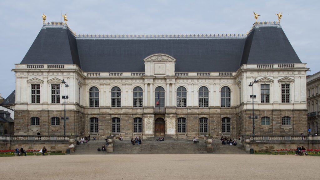 Façade du palais du Parlement de Bretagne à Rennes, toit d'ardoise et statues dorées
