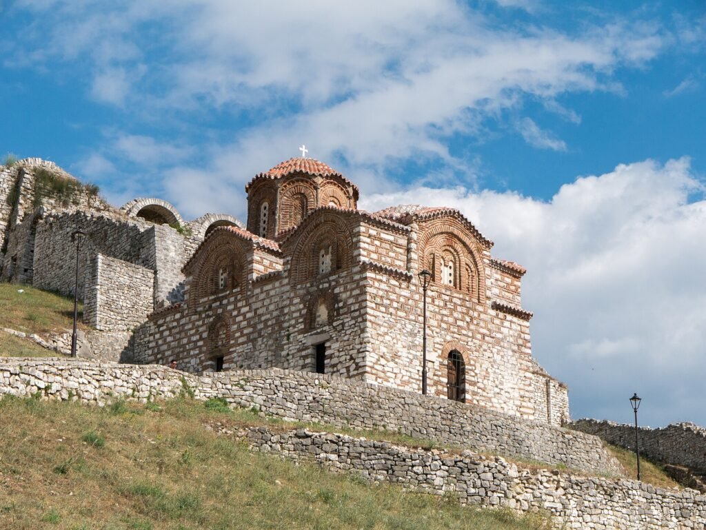 Église de la Sainte-Trinité, en pierre et brique, sur la pente de la citadelle de Berat