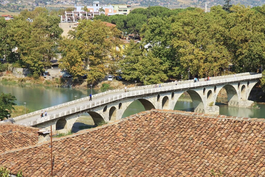 Pont de Gorica à Berat : les arches de pierre au-dessus de la rivière Osum