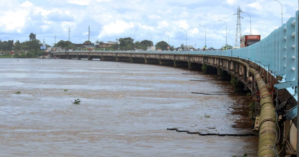 Le pont sur le Wouri à Douala, long tablier en béton au-dessus du fleuve, sous un ciel nuageux