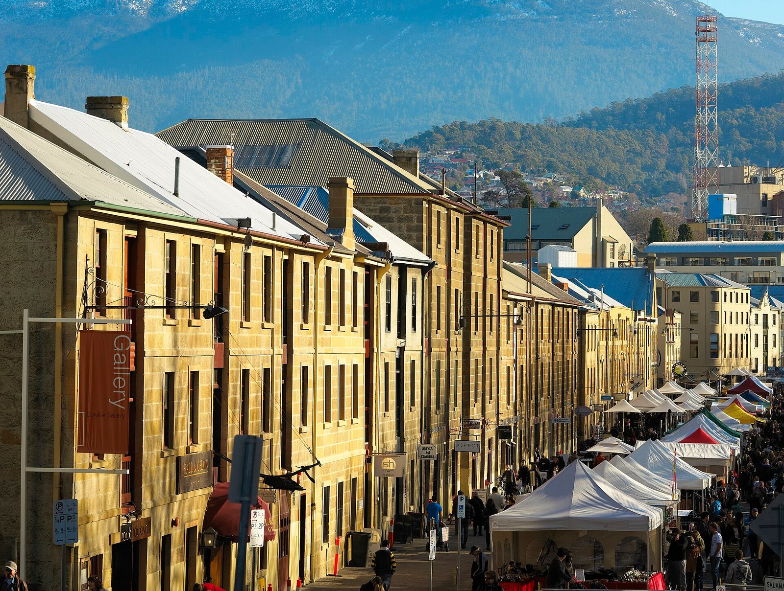 Entrepôts en grès de Salamanca Place à Hobart, avec le mont Wellington enneigé à l'arrière-plan