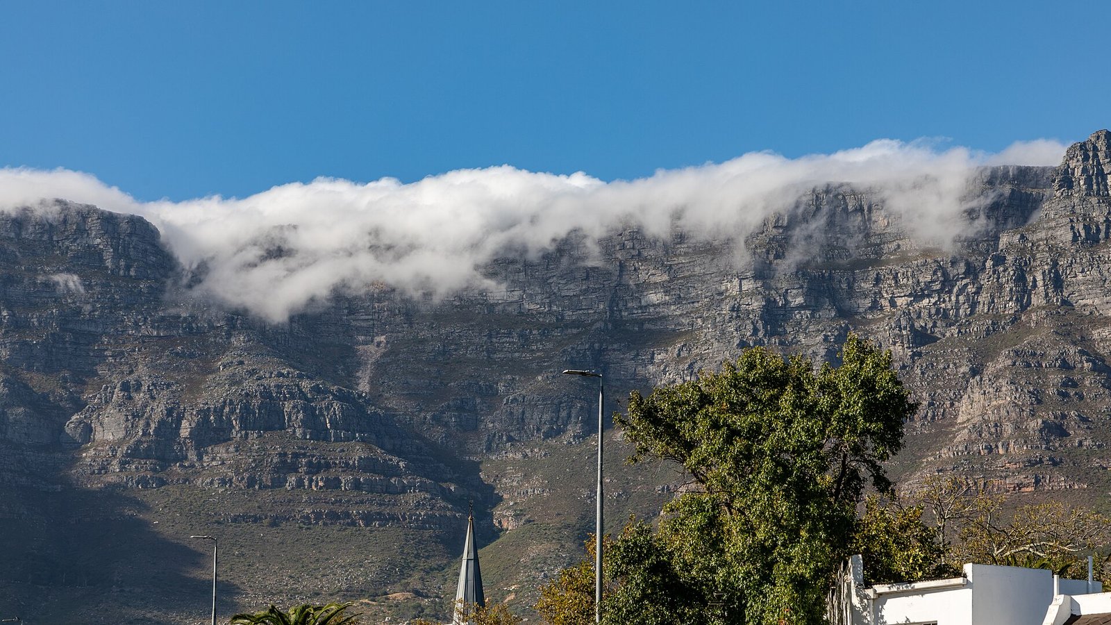 Montagne de la Table au Cap, le sommet couvert d'une nappe de nuages