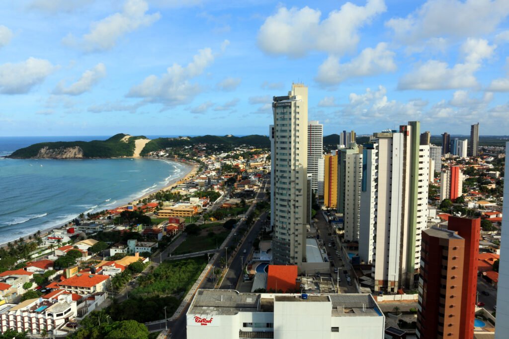 La plage de Ponta Negra à Natal, ses immeubles et la dune du Morro do Careca au fond