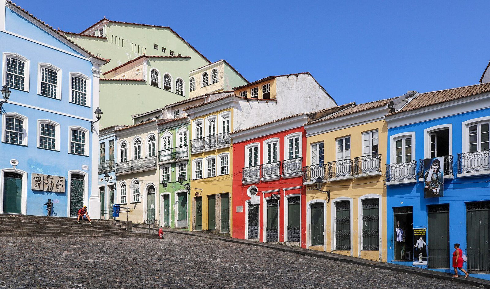 Maisons coloniales aux façades colorées sur le Largo do Pelourinho, à Salvador de Bahia