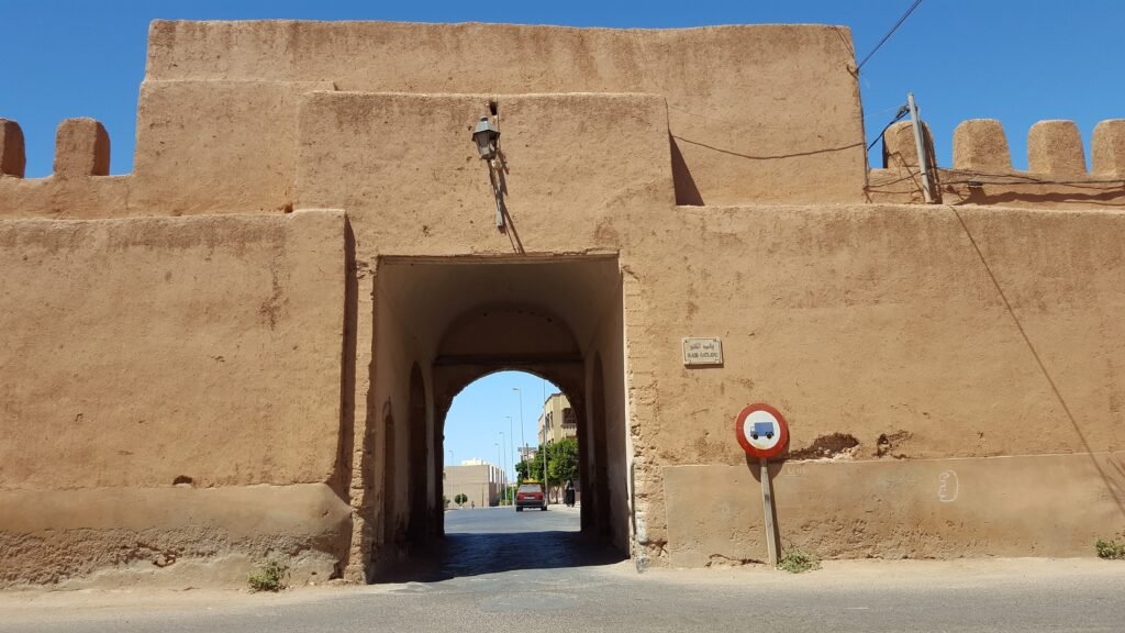 Bab Aglou, porte des remparts en pisé ocre de la médina de Tiznit