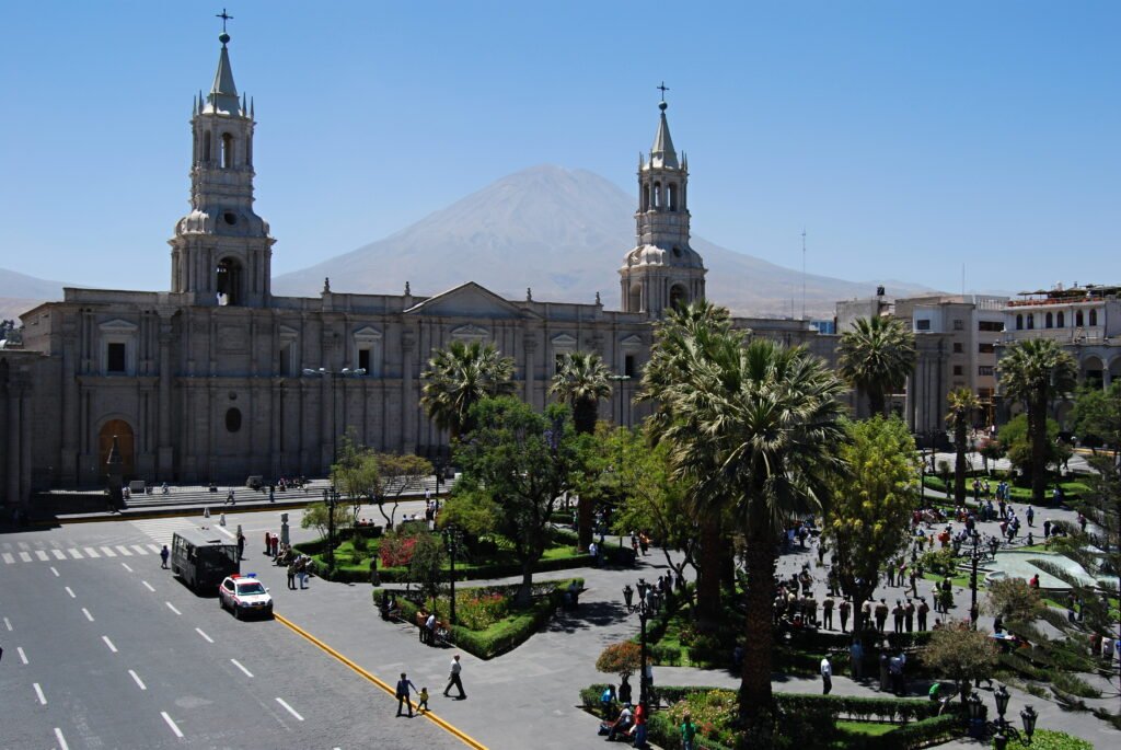 La cathédrale d'Arequipa sur la Plaza de Armas, avec le volcan Misti en arrière-plan
