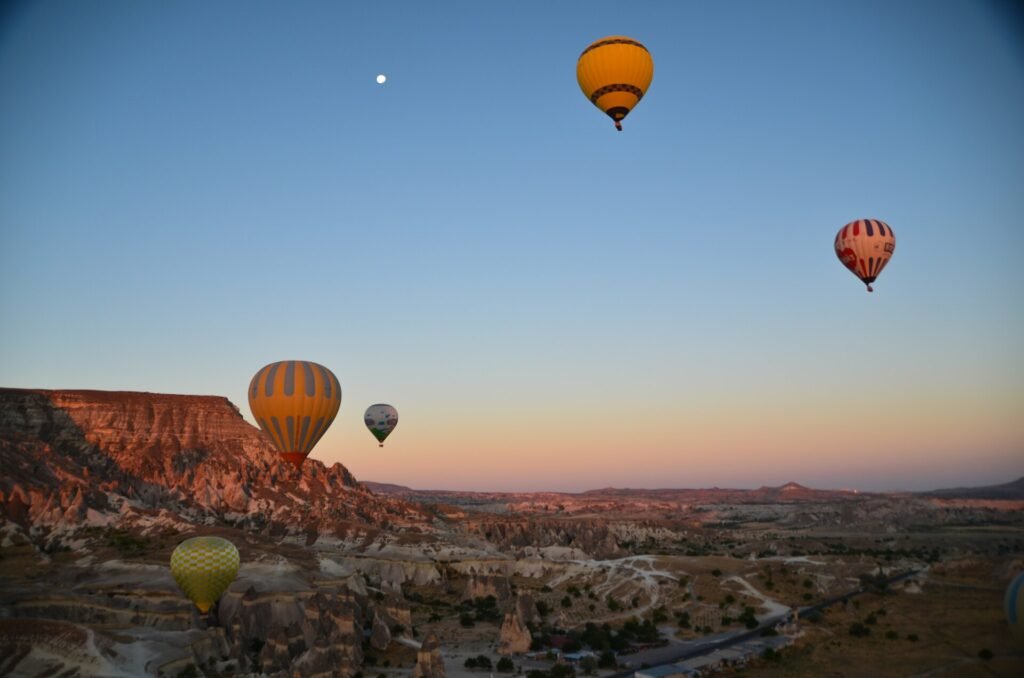 Montgolfières au-dessus de Göreme au lever du soleil