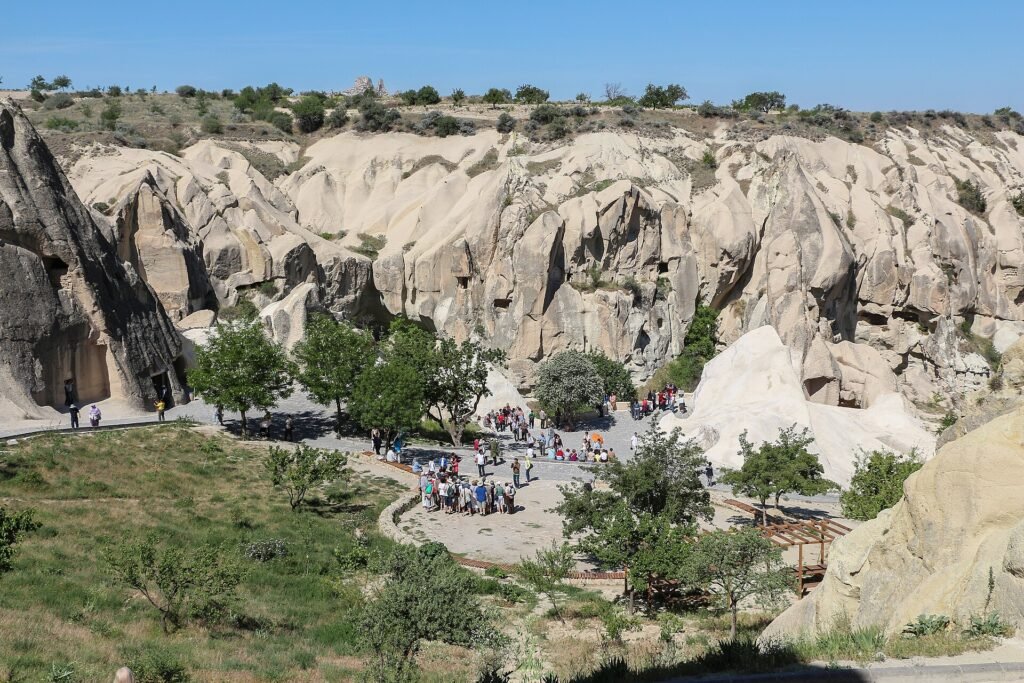 Falaises de tuf creusées d'églises rupestres au musée en plein air de Göreme