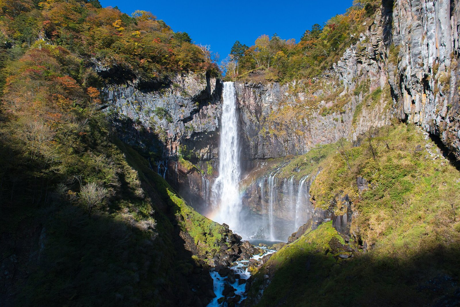 Chutes de Kegon à Okunikko, cascade entourée d'arbres aux couleurs d'automne