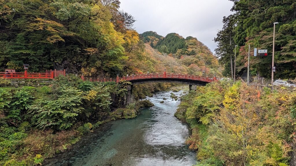 Pont Shinkyo, pont laqué rouge au-dessus de la rivière Daiya à Nikko, en automne