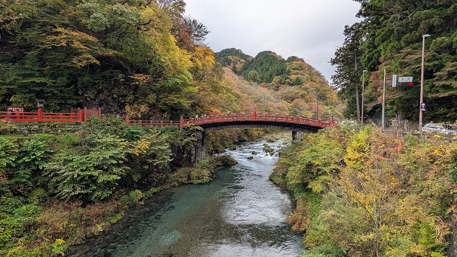 Pont Shinkyo, pont laqué rouge au-dessus de la rivière Daiya à Nikko, en automne