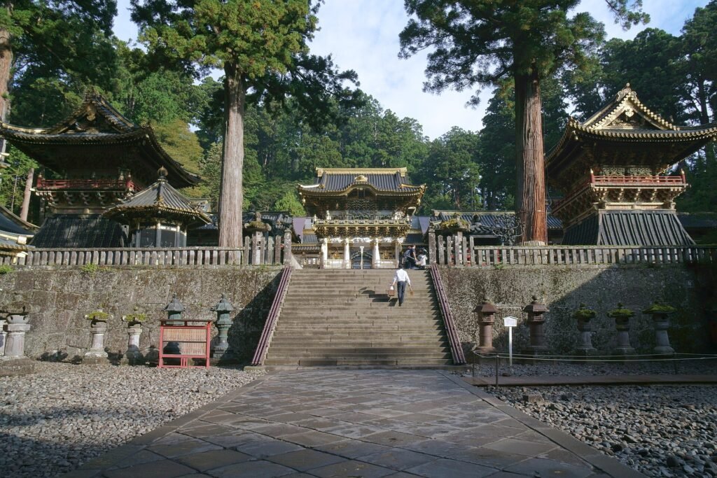 Porte Yomeimon du sanctuaire Toshogu de Nikko, au sommet d'un escalier de pierre entouré de cèdres