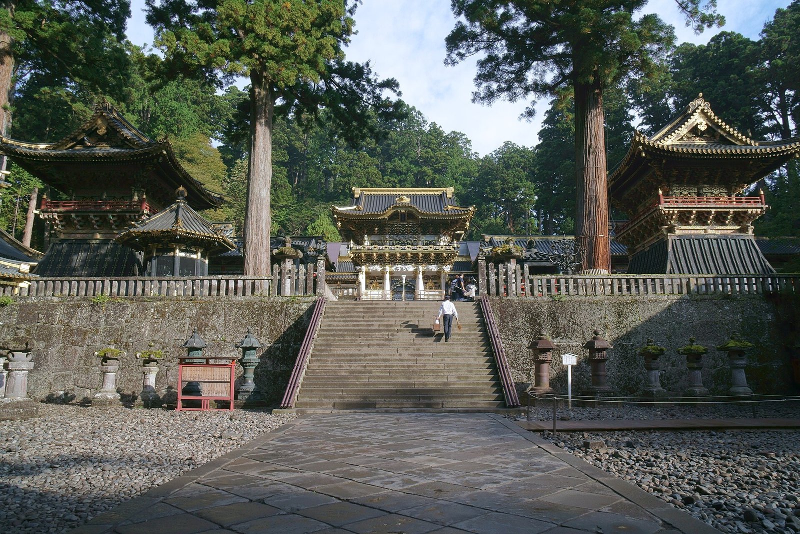 Porte Yomeimon du sanctuaire Toshogu de Nikko, entourée de cèdres