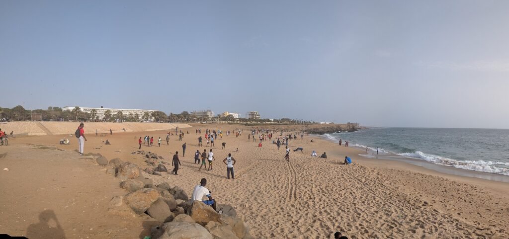 Plage de l'université au bord de la corniche de Dakar, face à l'océan Atlantique