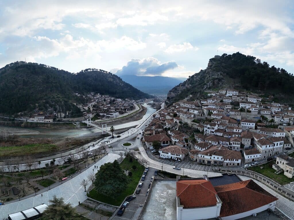 Vue aérienne de Berat : les quartiers de Mangalem et de Gorica de part et d'autre de la rivière Osum