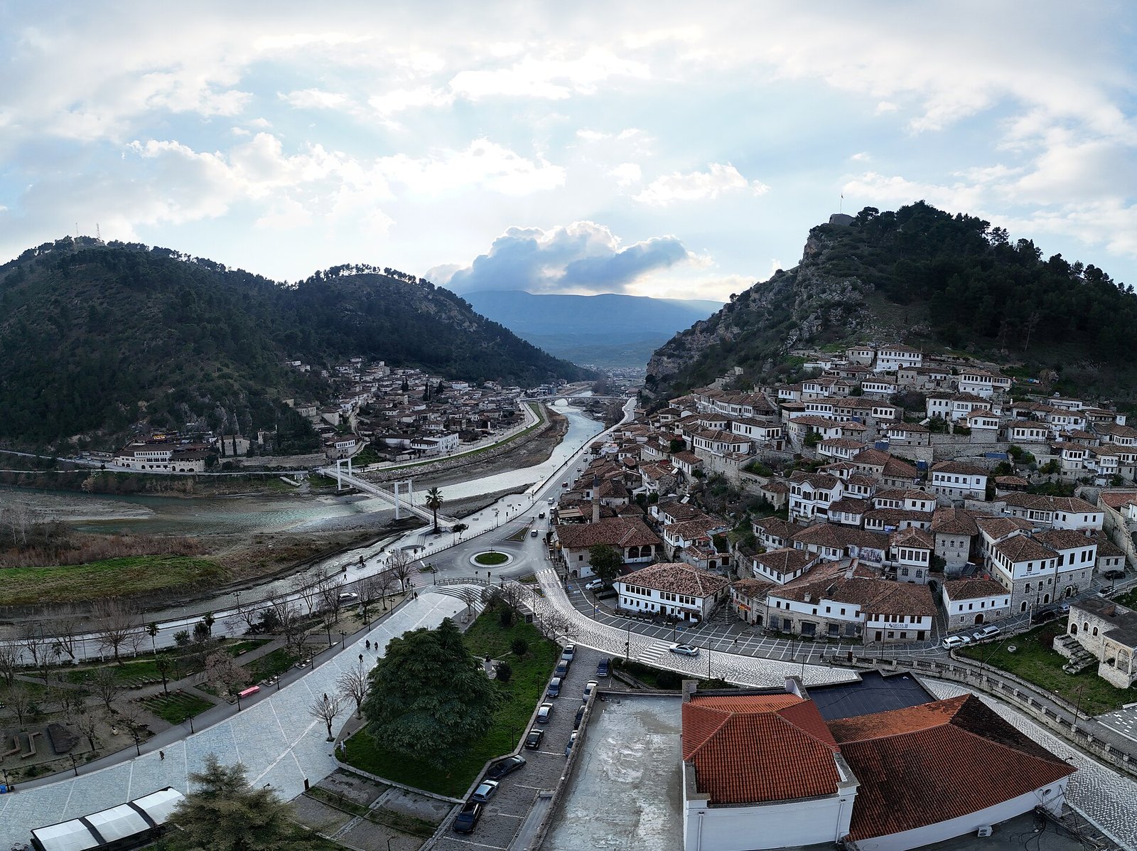 Vue aérienne de Berat, avec les quartiers de Mangalem et de Gorica