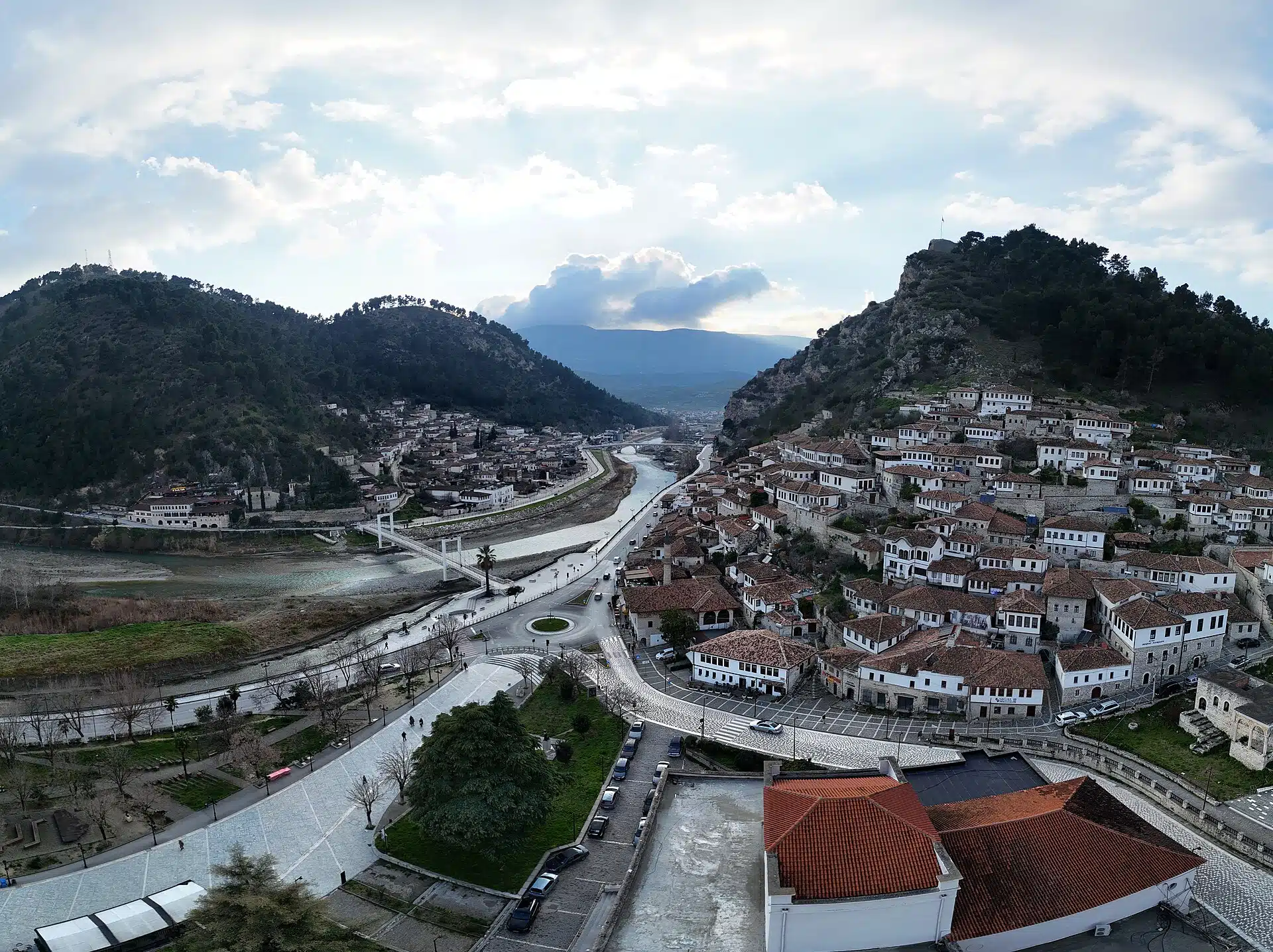 Vue aérienne de Berat, avec les quartiers de Mangalem et de Gorica