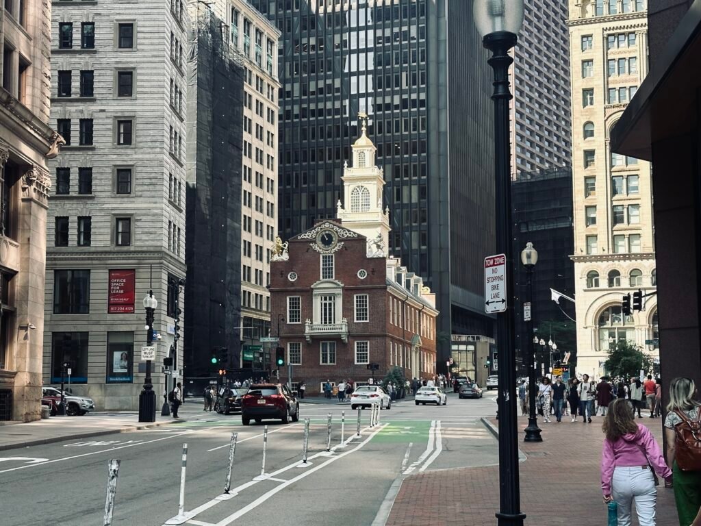L'Old State House de Boston, bâtiment de brique au clocher blanc entouré de tours de bureaux