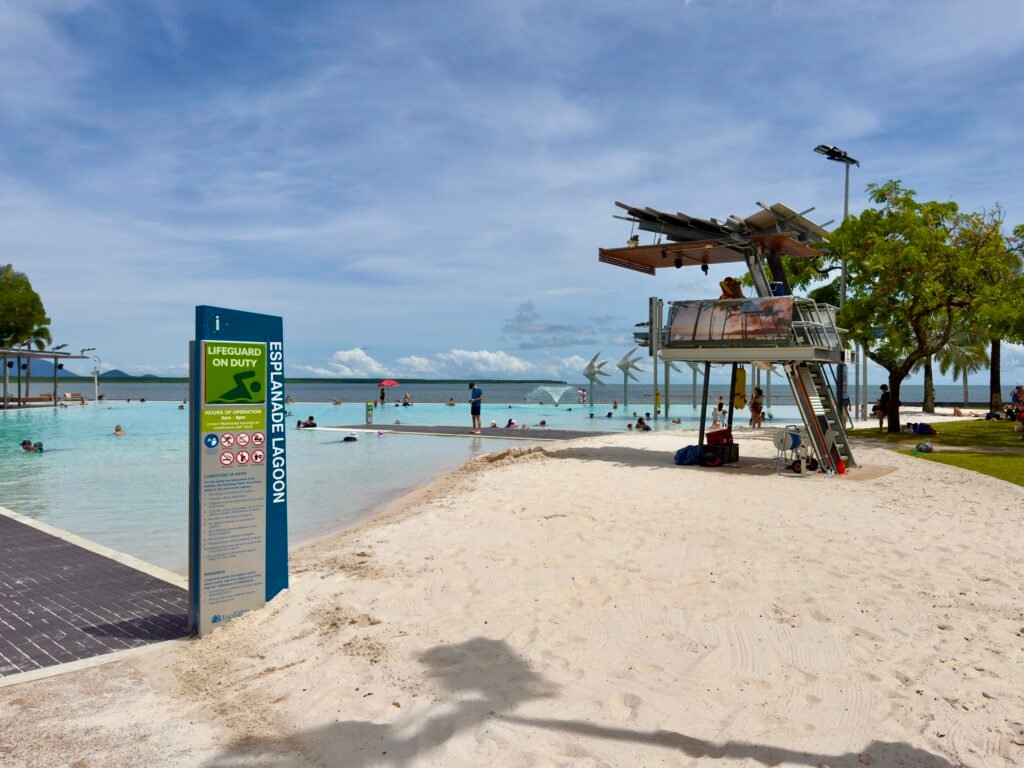 Le lagon de l'Esplanade à Cairns, bassin d'eau salée bordé de sable et de palmiers face à la mer