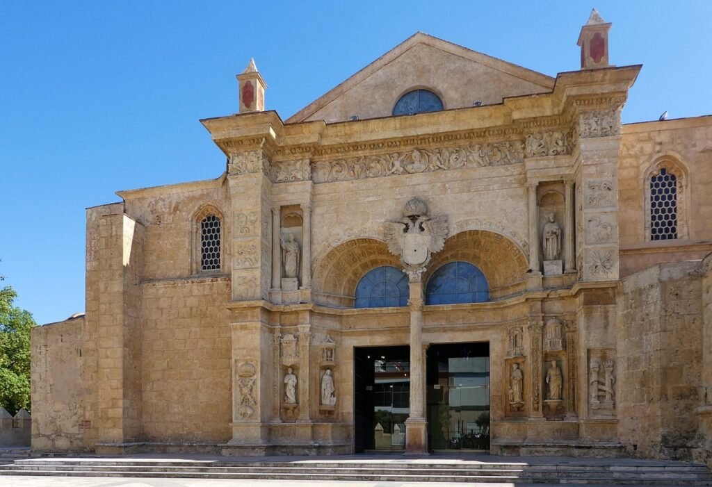 Façade en pierre de la cathédrale Sainte-Marie-de-l'Incarnation, dans la ville coloniale de Saint-Domingue, en République dominicaine